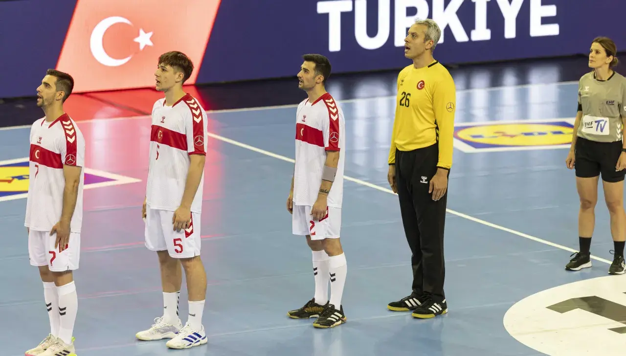 Türkische Handball-Nationalmannschaft bei der Hymne