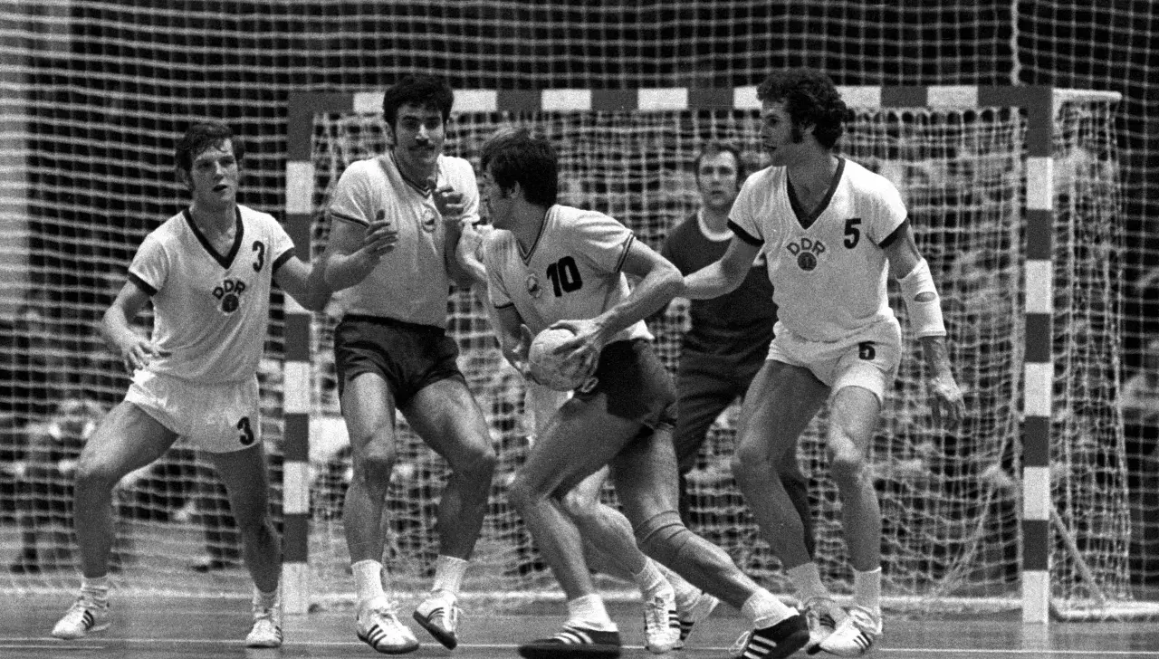 Hallenhandball