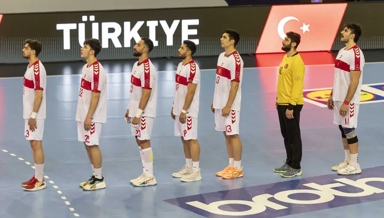 Türkische Handball-Nationalspieler während der Hymne vor einem Spiel.