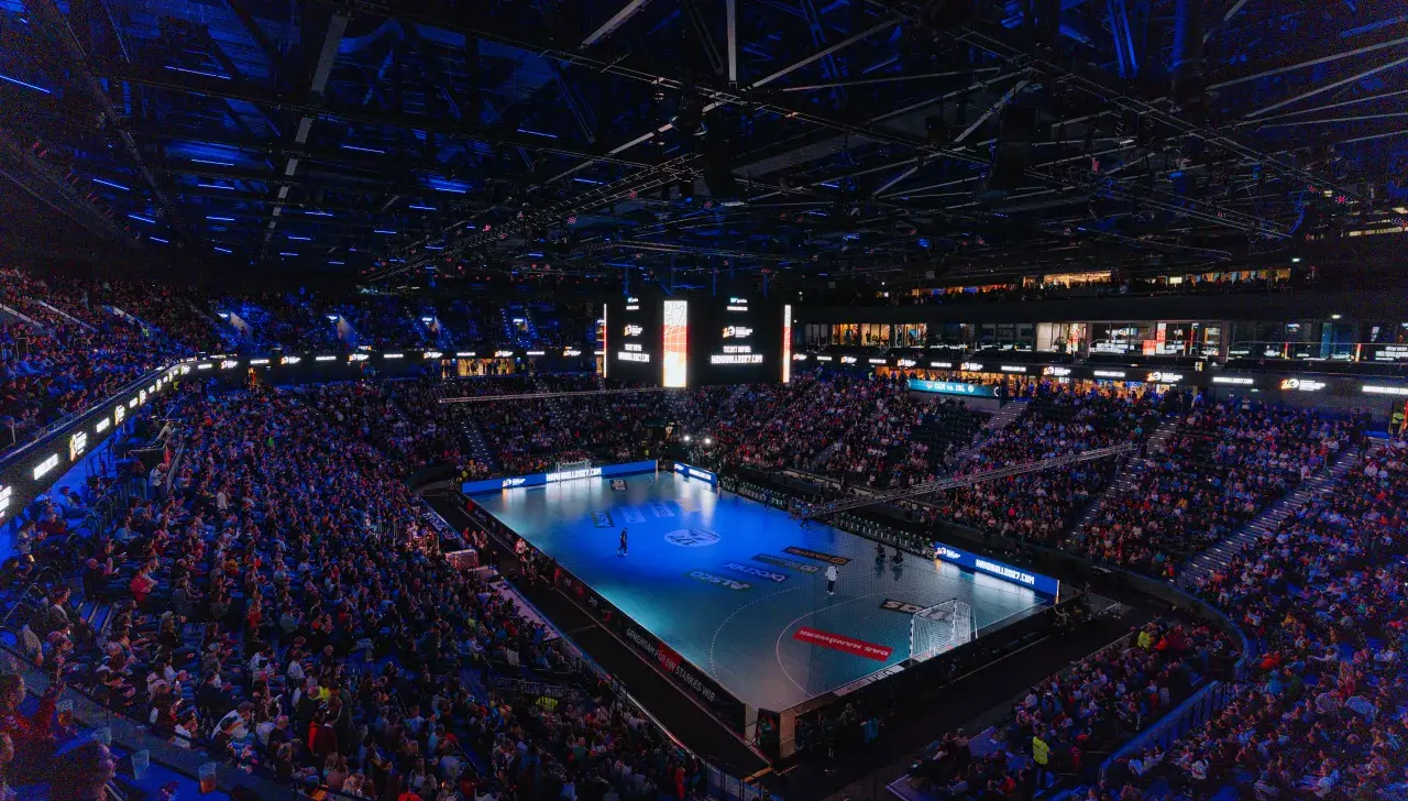 Gefüllter SAP Garden von innen bei einem Handballspiel. 