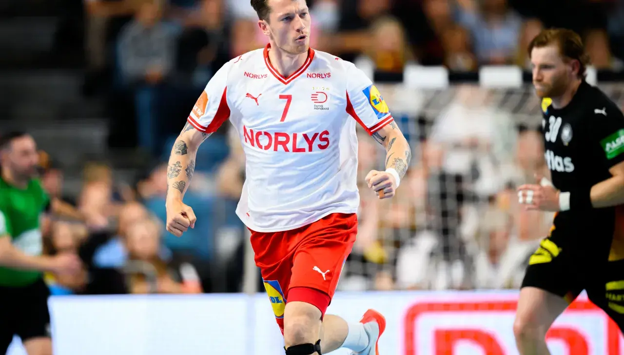 Dänischer Handballer Emil Jakobsen jubelt bei einem Spiel.