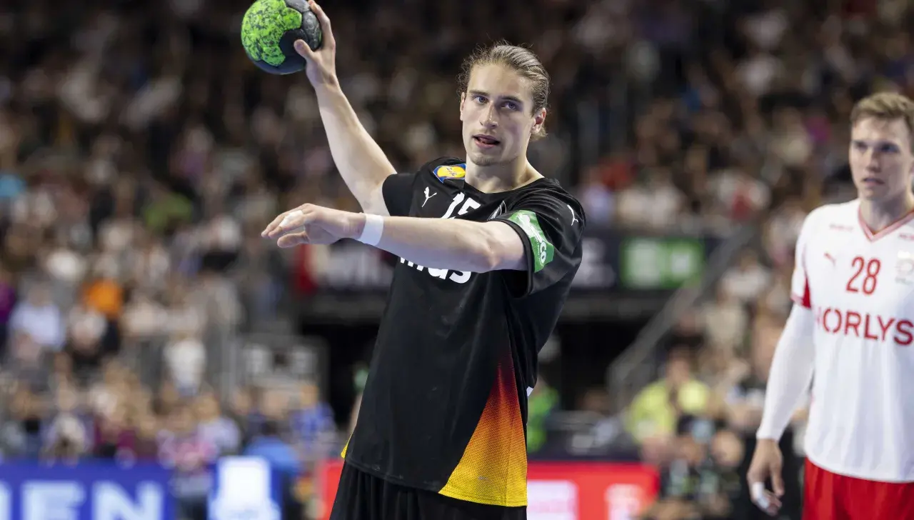 Handballer Juri Knorr führt einen Siebenmeter-Wurf aus.