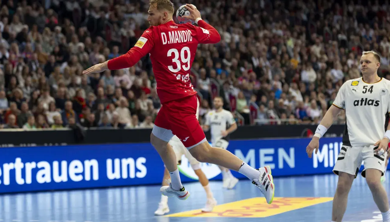 Kroatischer Handball-Spieler Mandic bei einem Sprungwurf.