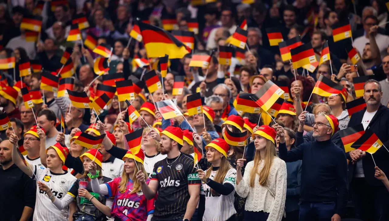 Deutsche Fans mit Flaggen