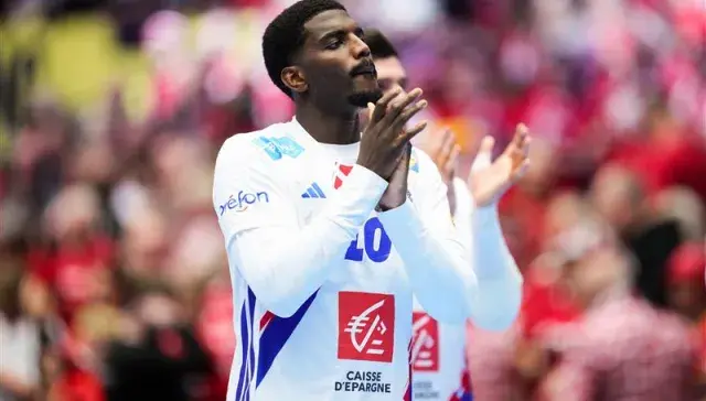 Handballspieler Dika Mem klatscht.