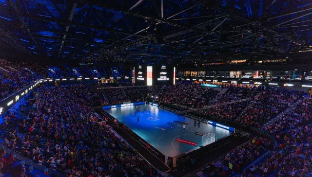 Gefüllter SAP Garden von innen bei einem Handballspiel. 