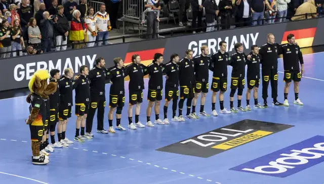 Deutsche Handball-Nationalmannschaft bei der Hymne vor einem Länderspiel