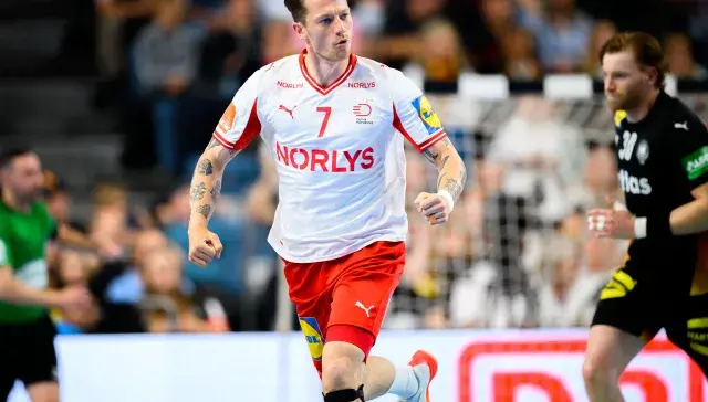 Dänischer Handballer Emil Jakobsen jubelt bei einem Spiel.