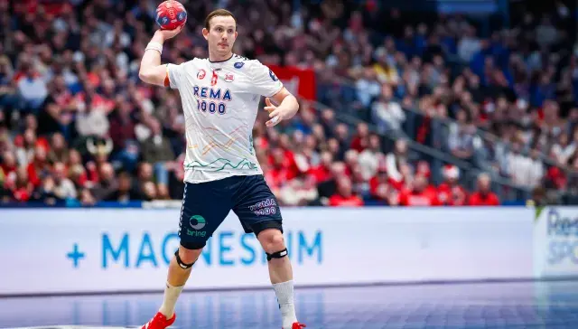 Norwegischer Handballspieler Sander Sagosen bei einem Wurf im Spiel.